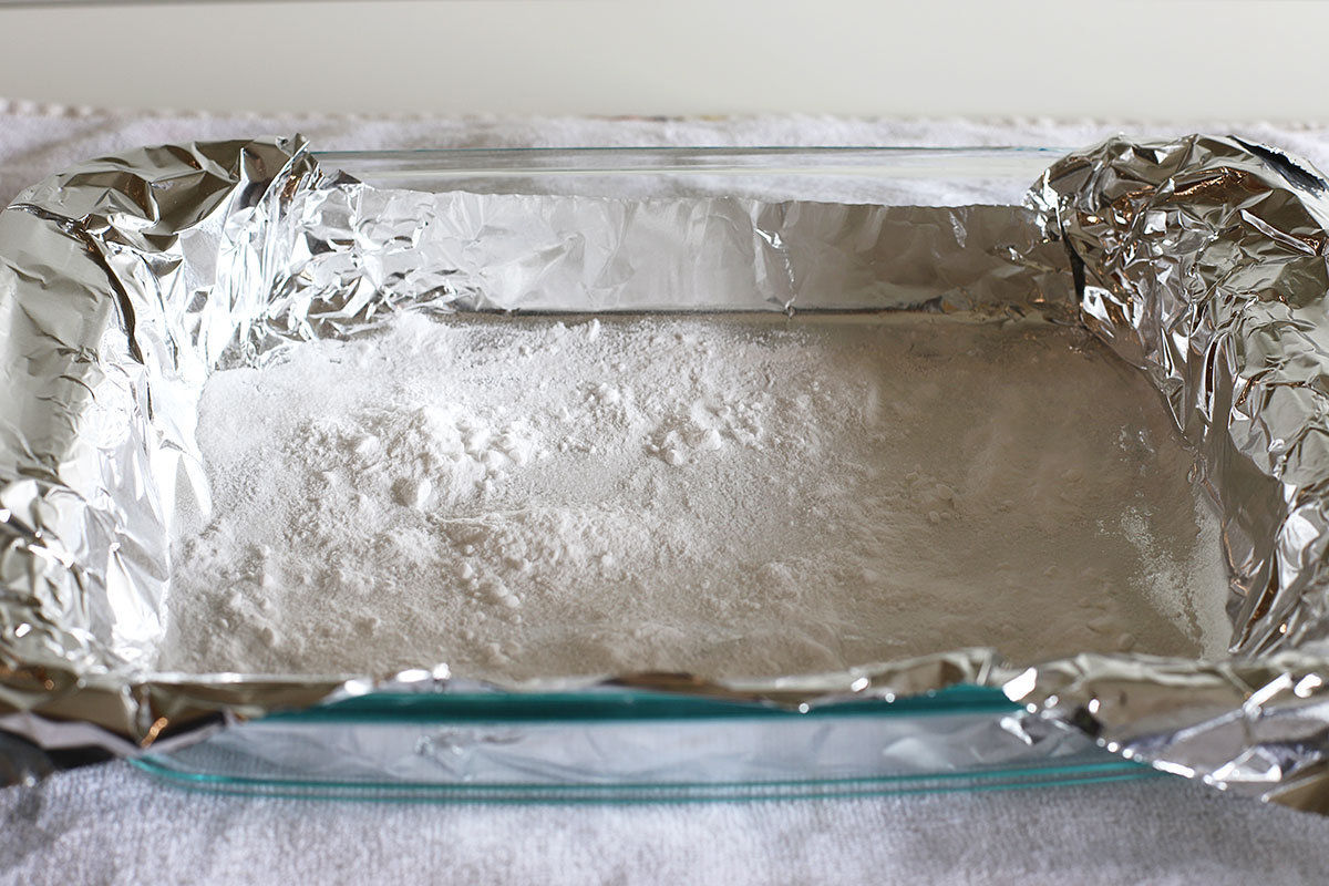 cleaning silverware with baking soda