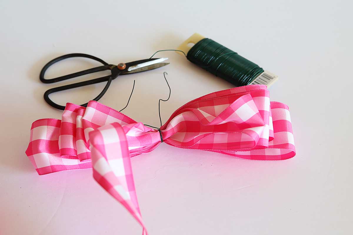 making bow from ribbon