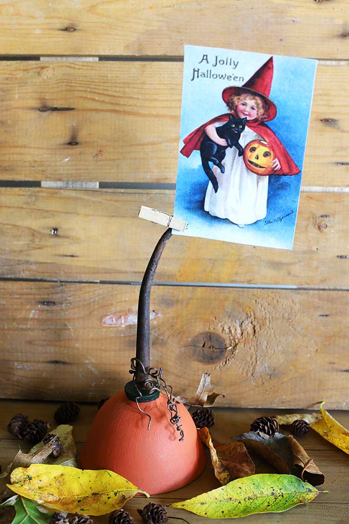 A repurposed oil can makes for a fun pumpkin photo holder for fall. A QUICK and EASY fall DIY project with vintage Halloween printable image included. 
