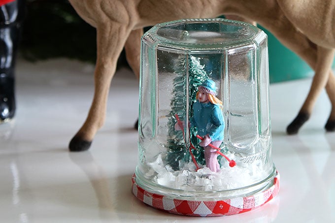 Super cute DIY snow globe from a jelly jar. 