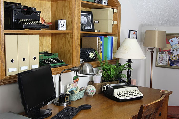 Vintage Home Office | Home office ideas with an eclectic vintage design style. An office, craft room or studio doesn't have to be boring if you give it some personality!