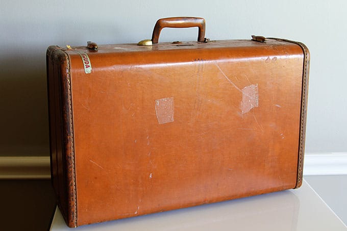 Tips for cleaning and deodorizing a vintage suitcase. Or any suitcase for that matter. Normally I'm a sniff it before I buy it kind of person, but occasionally you end up with a stinky one.