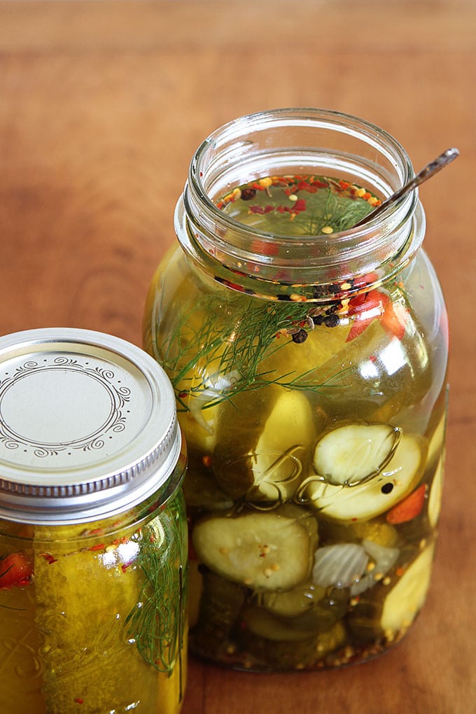 Easy recipe for crisp and delicious garlic dill refrigerator pickles