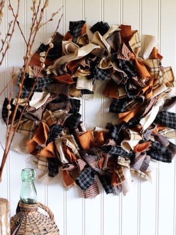 Tutorial for making a rag wreath from fabric scraps.