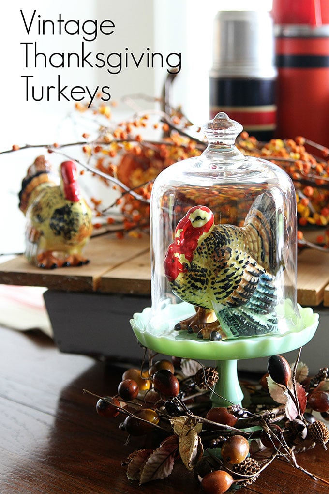 Decorating with vintage Thanksgiving turkey decor using retro tableware from the 50's and 60's for your holiday dinners. #thanksgivingdecor #falldecor #falldecorating